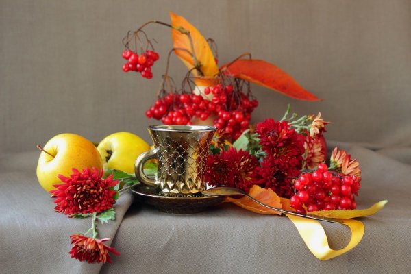 Букет осенних цветов и кофе