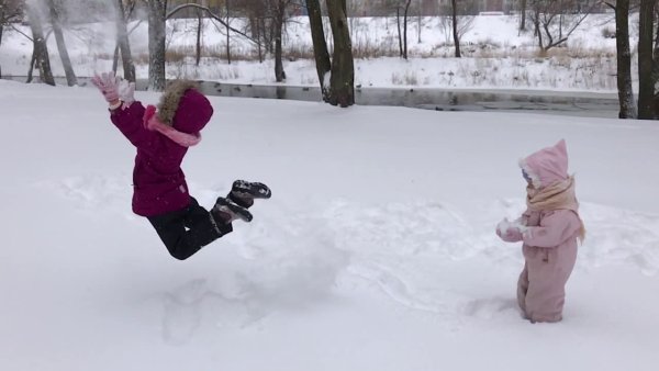 Прыгать по сугробам