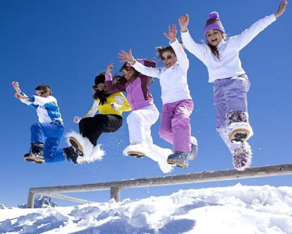 Дети прыгают в снегу