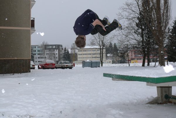 Прыгать в сугроб