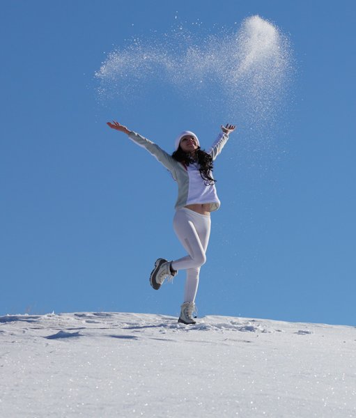 Девушка в прыжке зимой