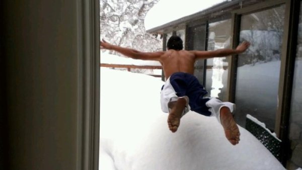 Прыгает в снег