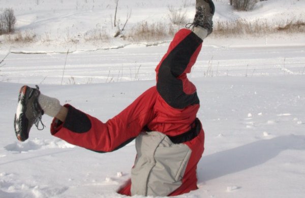 Ноги торчат из снега