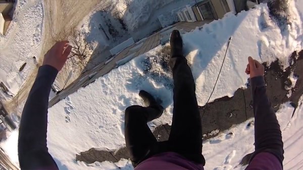 Прыжок с крыши в сугроб