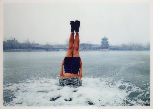 Голова девушки в снегу