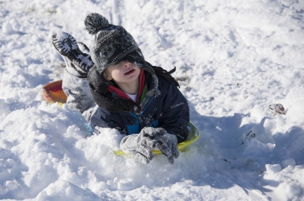 Мальчик в сугробе