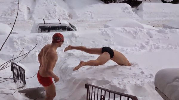 Парень купается в снегу