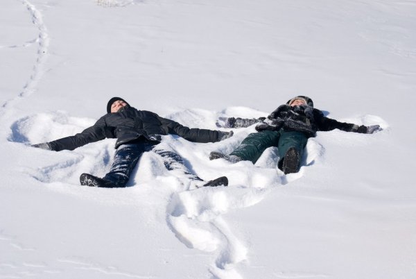 Валяться в снегу