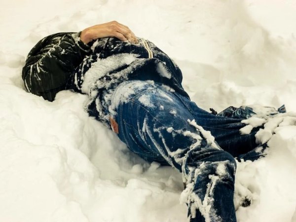 Человек в снегу