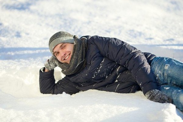 Мужчина в снегу