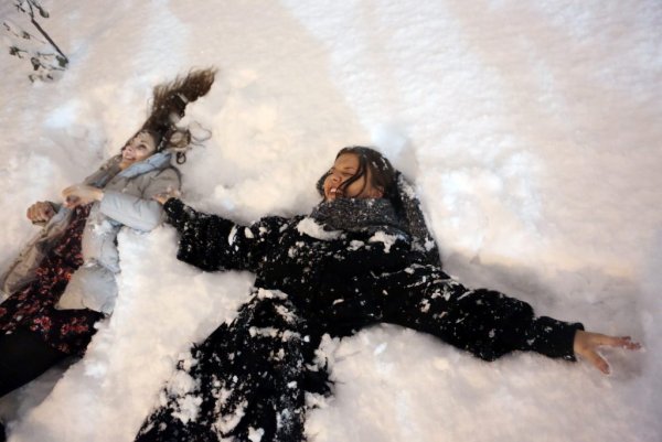 Валяться в снегу