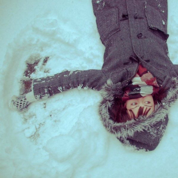 Девушка лежит на снегу