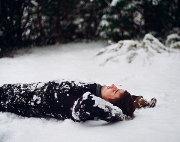 Парень валяется в снегу