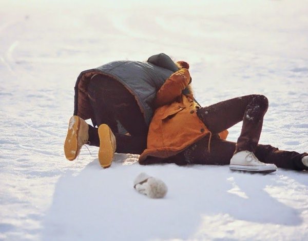 Друзья валяются в снегу