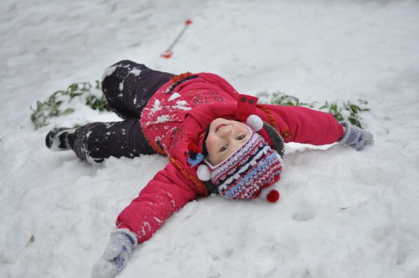 Ребенок в сугробе
