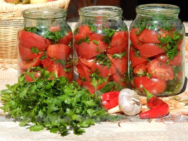 Помидоры дольками с петрушкой и чесноком