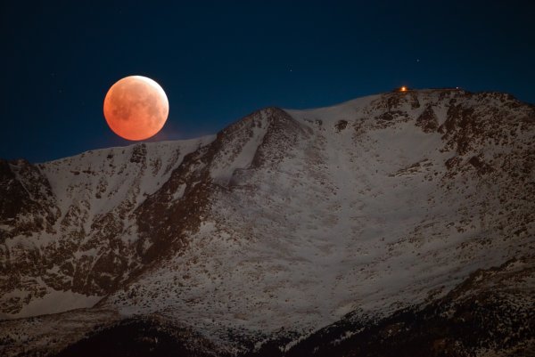 Луна на востоке