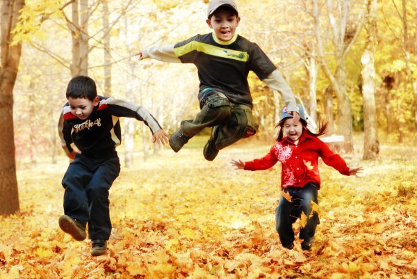 Дети на улице осенью