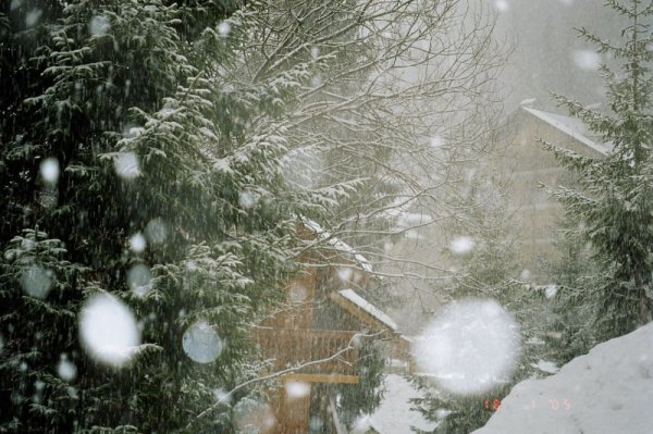 Падает пушистый снег