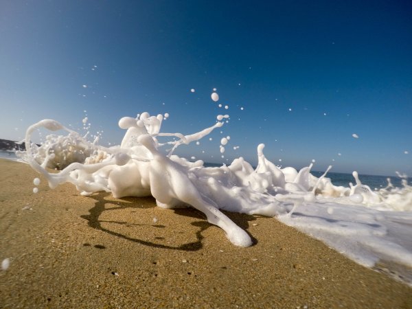 Пена на берегу моря