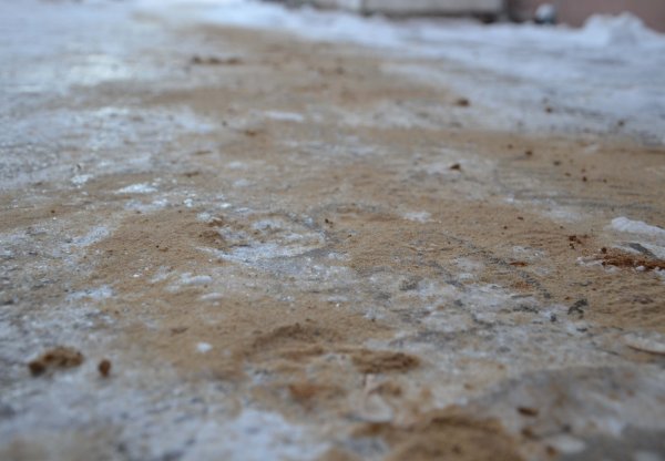 Посыпать лед песком