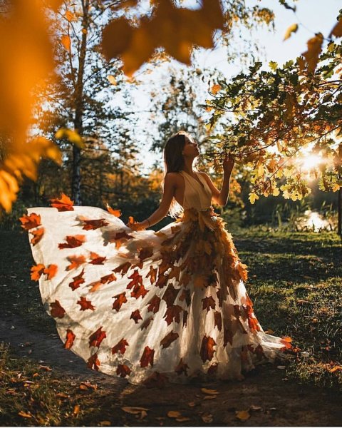Девушка в платье осень