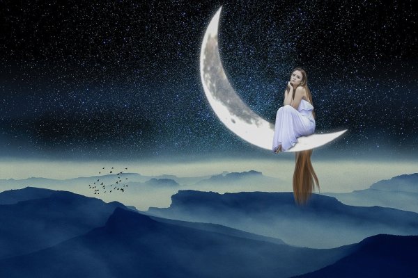 Девушка на полумесяце