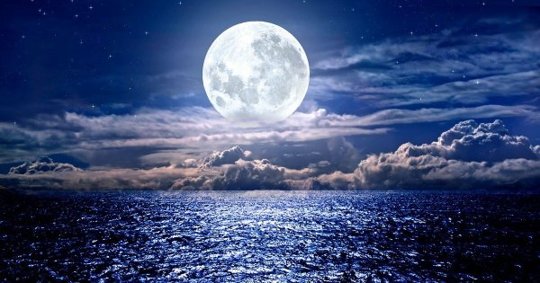 Луна и море