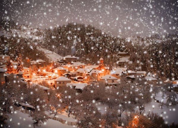 Красивый снегопад в городе