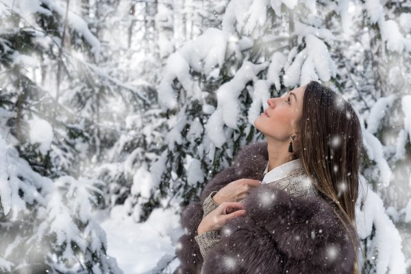 Девушка и снегопад