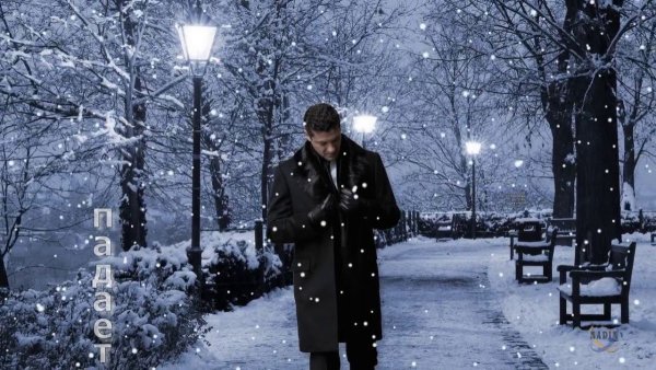 Мужчина в снегопад