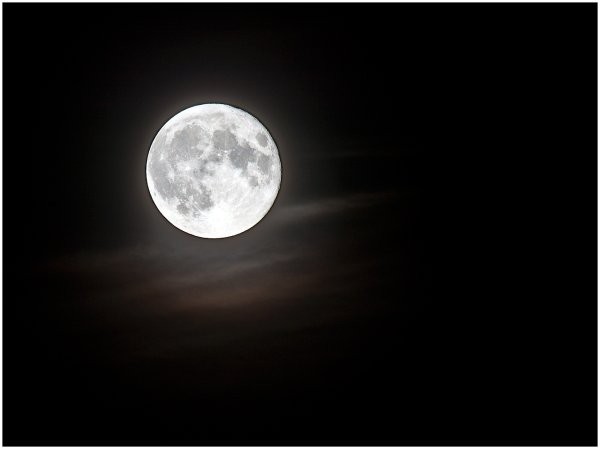 Луна светится
