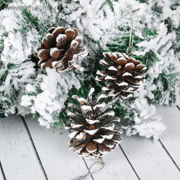 Заснеженная елка с шишками декор