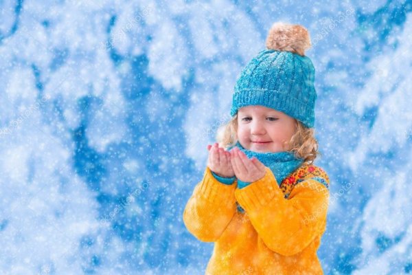 Ребенок ловит снежинки в ладони