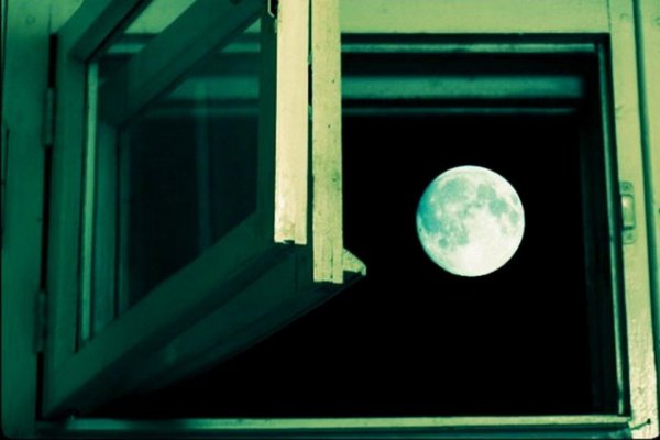 Луна в окошке