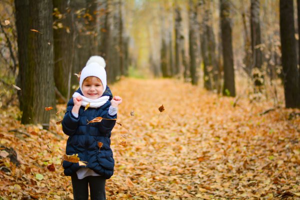 Мальчик в осеннем лесу