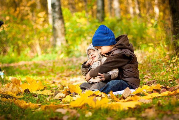Мальчик в осеннем лесу
