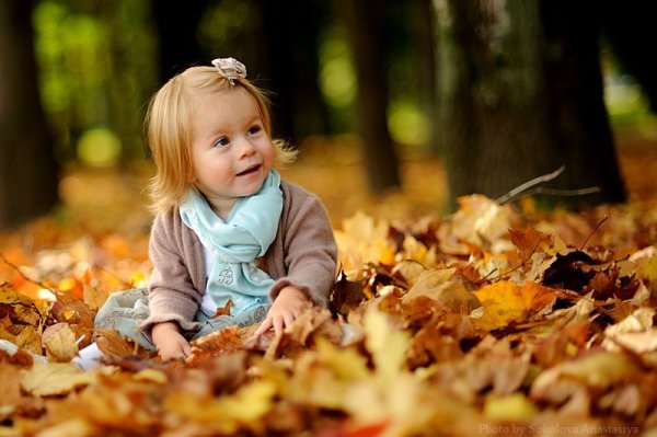 Малышка в осенних листьях