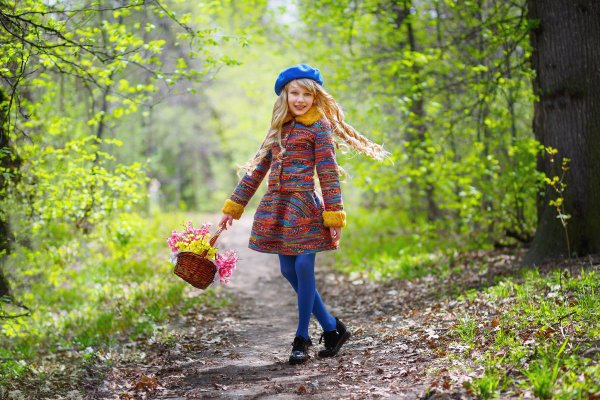 Девушка с корзинкой