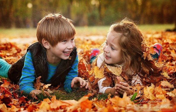 Мальчик и девочка осенью