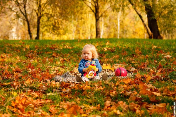 Дети в осеннем парке