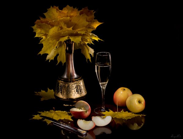 Натюрморт на черном фоне