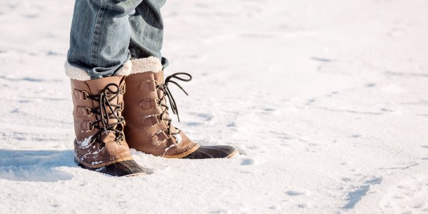 Старые сапоги на снеге