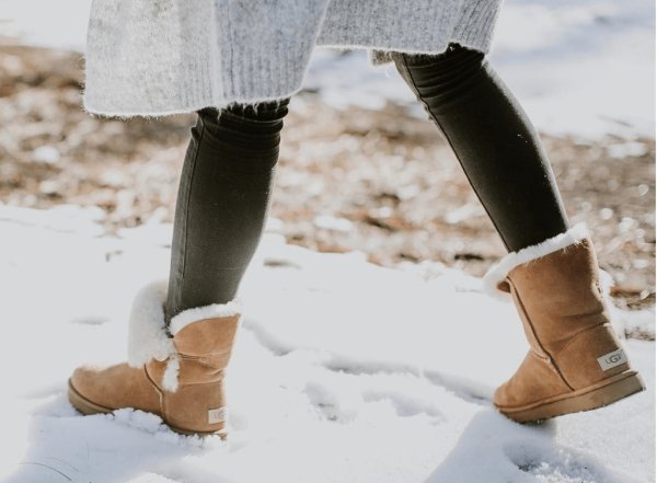 Зимняя обувь на снегу