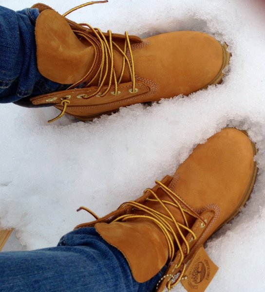 Ботинки в снегу