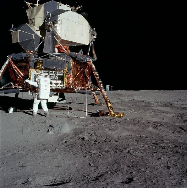 Лунный модуль Аполлон 11 на Луне