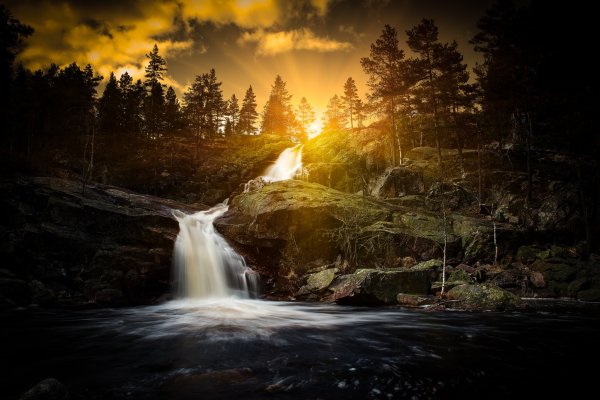 Ночной пейзаж водопад