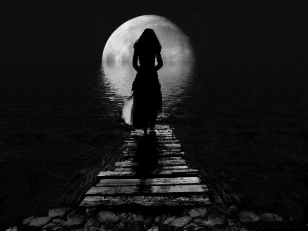 Девушка смотрит в даль в темноте