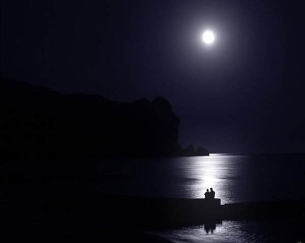 Человек в море ночью