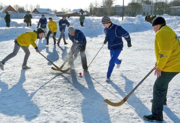 Хоккей с мячом на улице